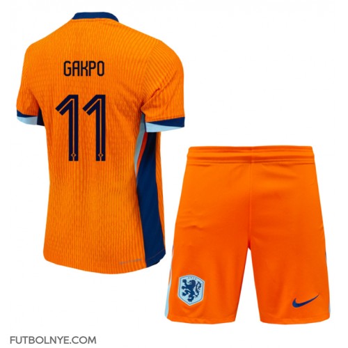 Camiseta Países Bajos Cody Gakpo #11 Primera Equipación para niños Eurocopa 2024 manga corta (+ pantalones cortos)